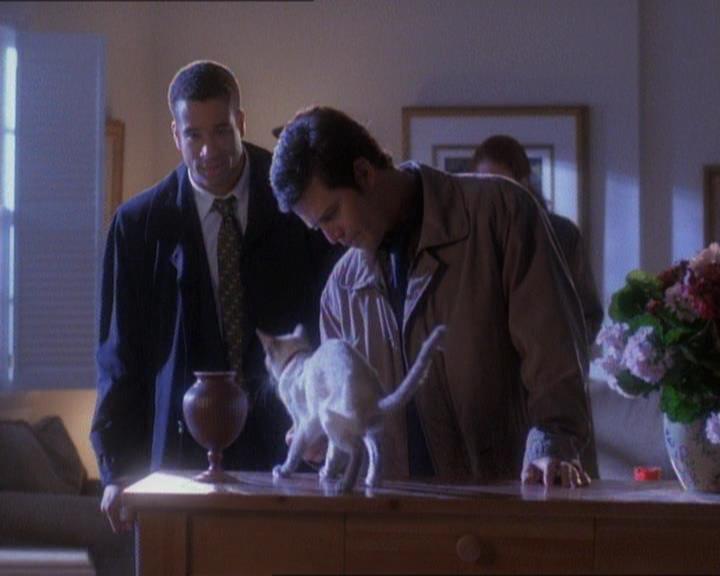 Charmed-Online_dot_net-1x01SomethingWiccaThisWayComes0648.jpg