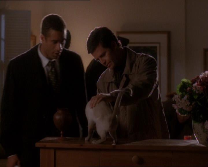 Charmed-Online_dot_net-1x01SomethingWiccaThisWayComes0652.jpg