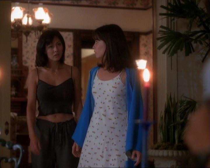 Charmed-Online_dot_net-1x01SomethingWiccaThisWayComes0711.jpg