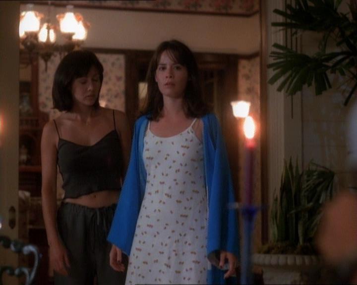 Charmed-Online_dot_net-1x01SomethingWiccaThisWayComes0712.jpg