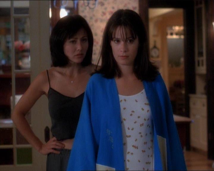 Charmed-Online_dot_net-1x01SomethingWiccaThisWayComes0721.jpg