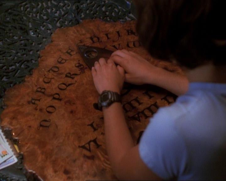Charmed-Online_dot_net-1x01SomethingWiccaThisWayComes0725.jpg