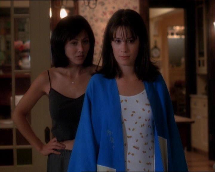 Charmed-Online_dot_net-1x01SomethingWiccaThisWayComes0726.jpg