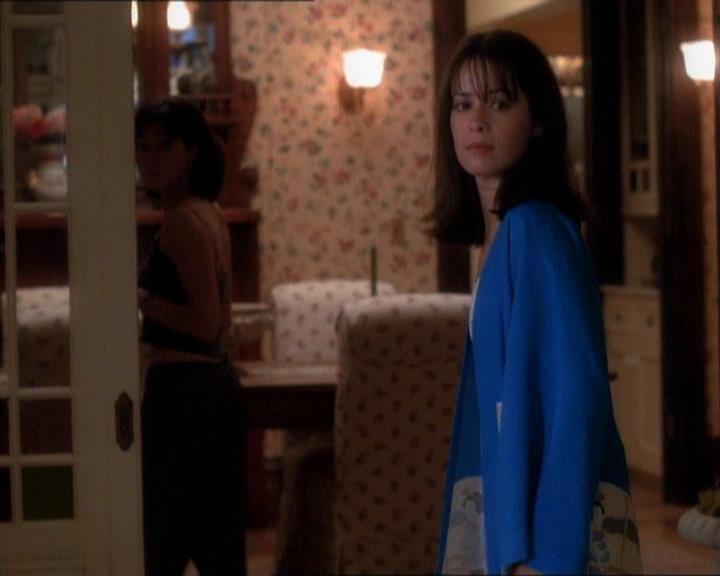 Charmed-Online_dot_net-1x01SomethingWiccaThisWayComes0731.jpg
