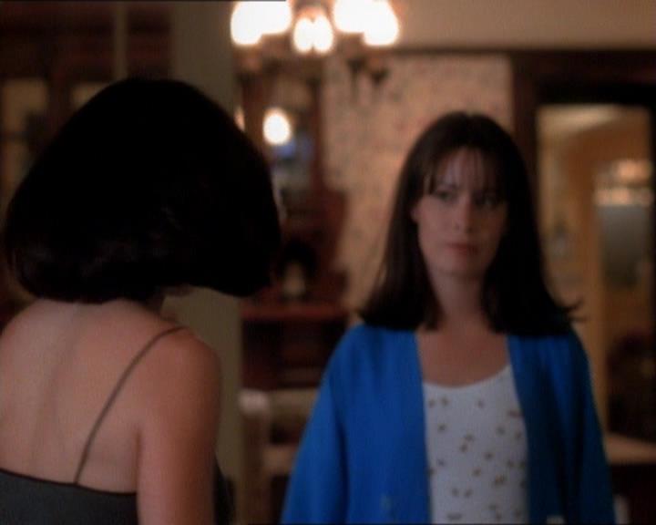 Charmed-Online_dot_net-1x01SomethingWiccaThisWayComes0738.jpg