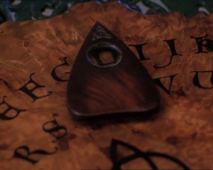 Charmed-Online_dot_net-1x01SomethingWiccaThisWayComes0748.jpg