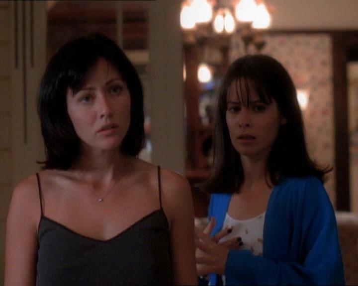 Charmed-Online_dot_net-1x01SomethingWiccaThisWayComes0755.jpg