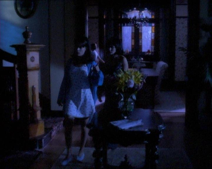 Charmed-Online_dot_net-1x01SomethingWiccaThisWayComes0767.jpg