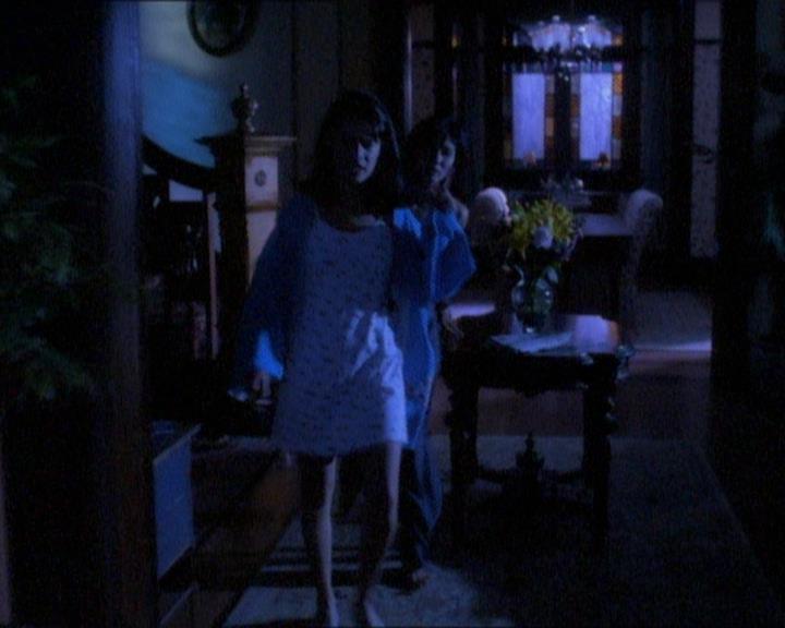 Charmed-Online_dot_net-1x01SomethingWiccaThisWayComes0768.jpg