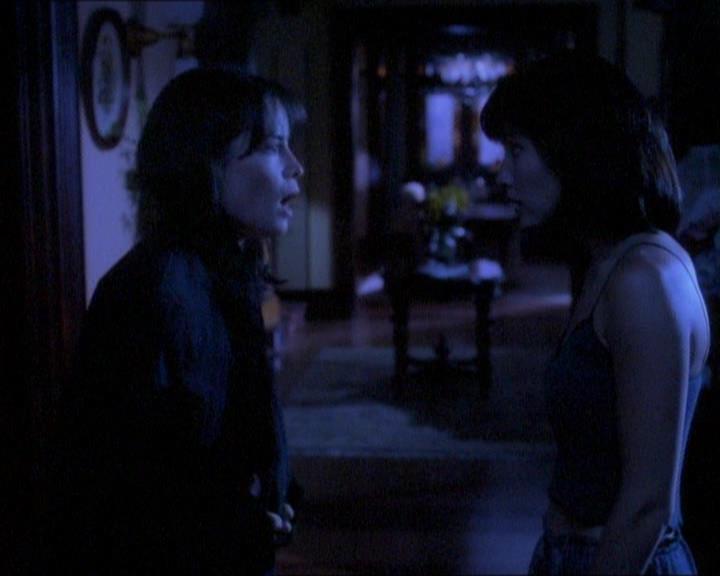 Charmed-Online_dot_net-1x01SomethingWiccaThisWayComes0777.jpg