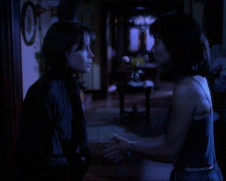 Charmed-Online_dot_net-1x01SomethingWiccaThisWayComes0781.jpg