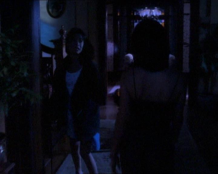 Charmed-Online_dot_net-1x01SomethingWiccaThisWayComes0787.jpg