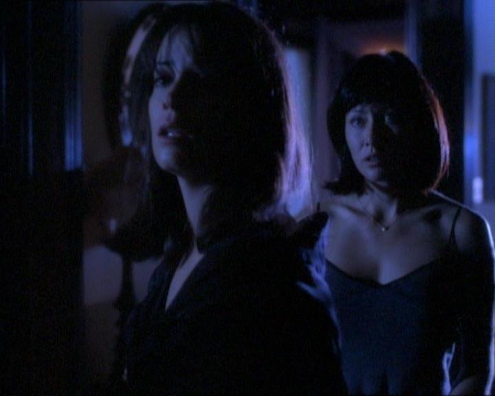 Charmed-Online_dot_net-1x01SomethingWiccaThisWayComes0799.jpg