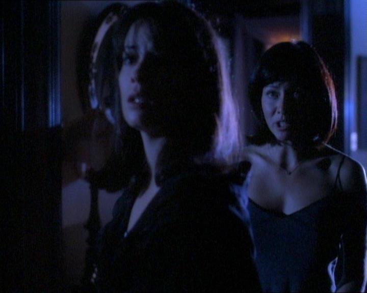 Charmed-Online_dot_net-1x01SomethingWiccaThisWayComes0800.jpg