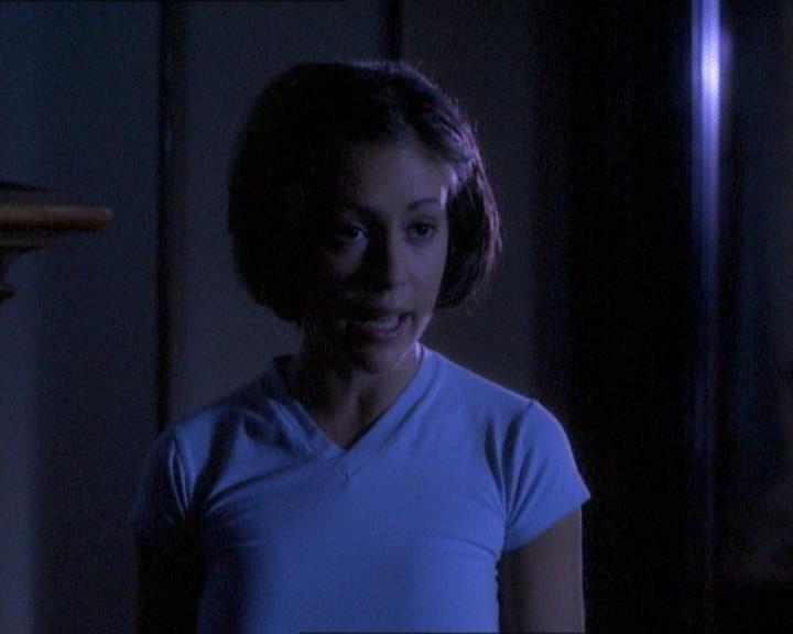 Charmed-Online_dot_net-1x01SomethingWiccaThisWayComes0803.jpg