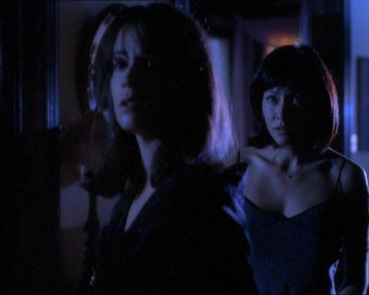 Charmed-Online_dot_net-1x01SomethingWiccaThisWayComes0804.jpg