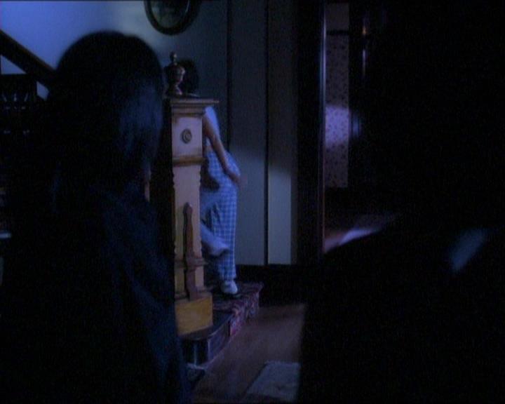 Charmed-Online_dot_net-1x01SomethingWiccaThisWayComes0806.jpg