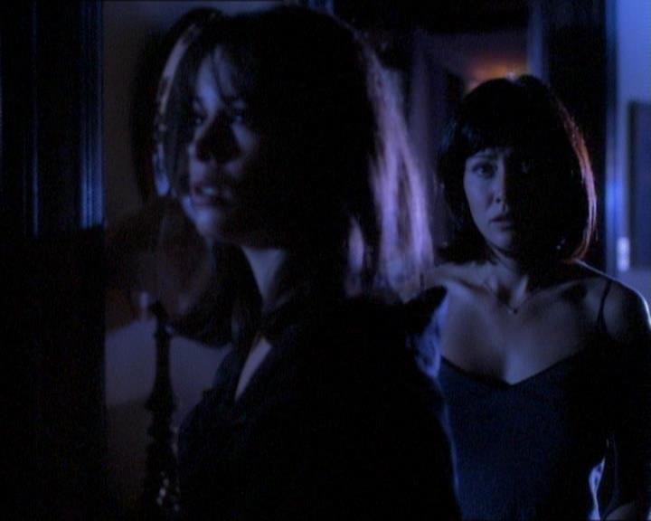 Charmed-Online_dot_net-1x01SomethingWiccaThisWayComes0807.jpg