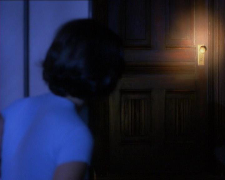 Charmed-Online_dot_net-1x01SomethingWiccaThisWayComes0816.jpg