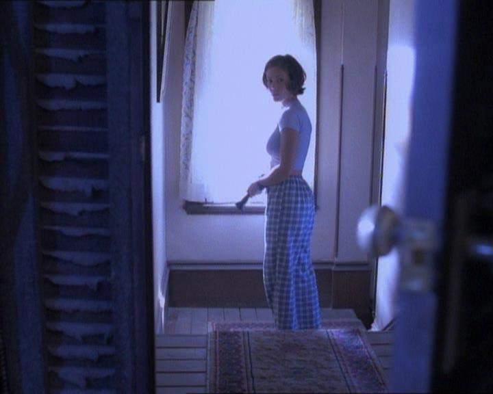 Charmed-Online_dot_net-1x01SomethingWiccaThisWayComes0834.jpg