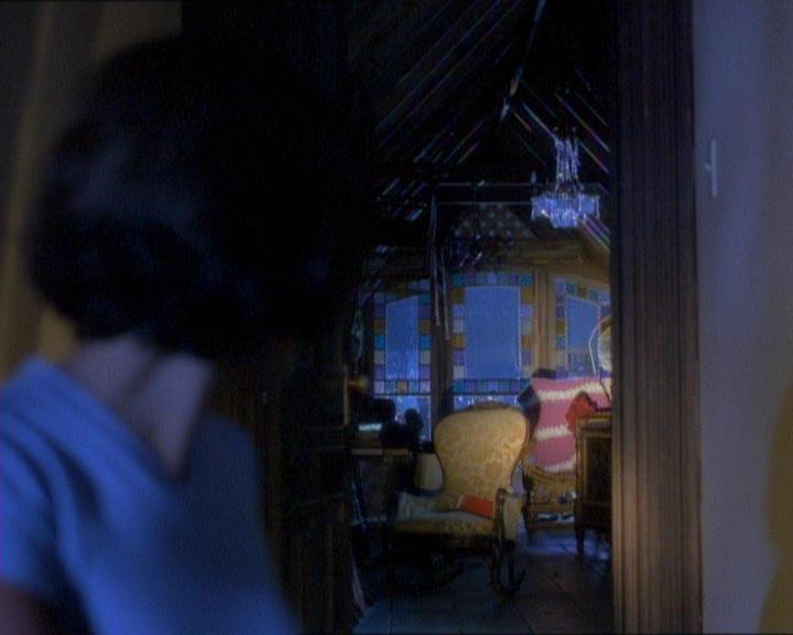 Charmed-Online_dot_net-1x01SomethingWiccaThisWayComes0836.jpg