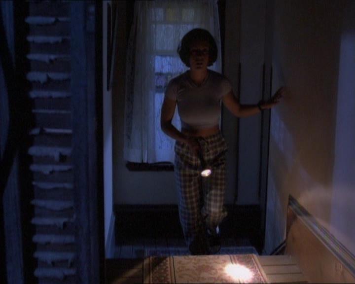 Charmed-Online_dot_net-1x01SomethingWiccaThisWayComes0842.jpg