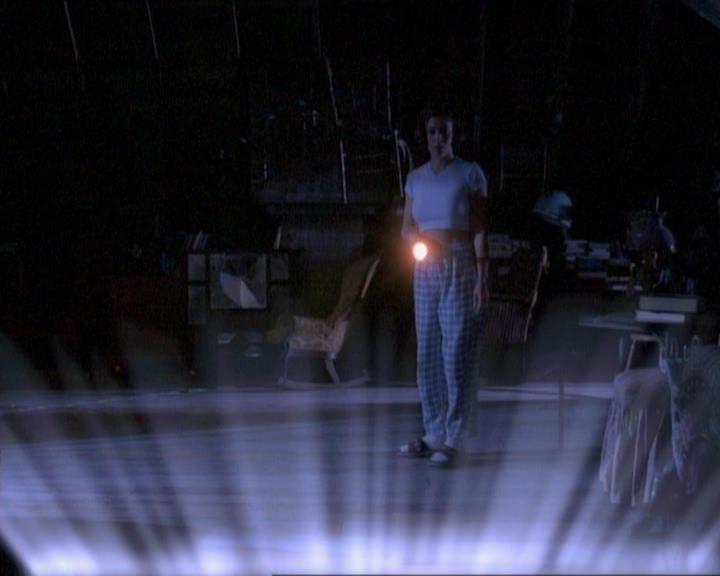 Charmed-Online_dot_net-1x01SomethingWiccaThisWayComes0867.jpg