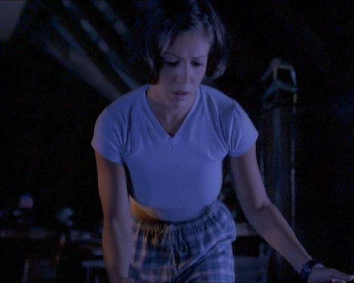Charmed-Online_dot_net-1x01SomethingWiccaThisWayComes0879.jpg
