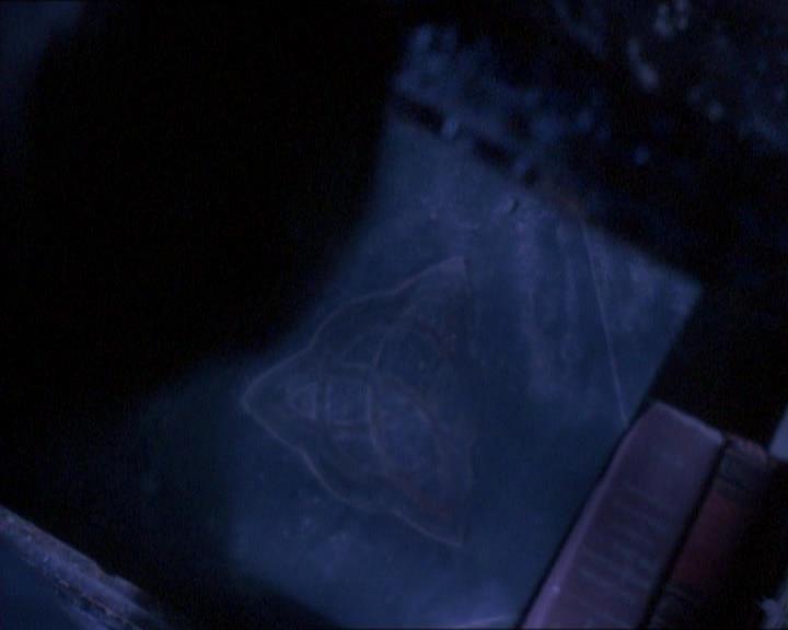 Charmed-Online_dot_net-1x01SomethingWiccaThisWayComes0880.jpg