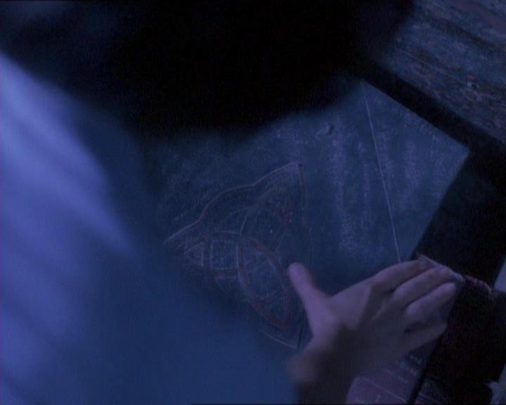 Charmed-Online_dot_net-1x01SomethingWiccaThisWayComes0884.jpg