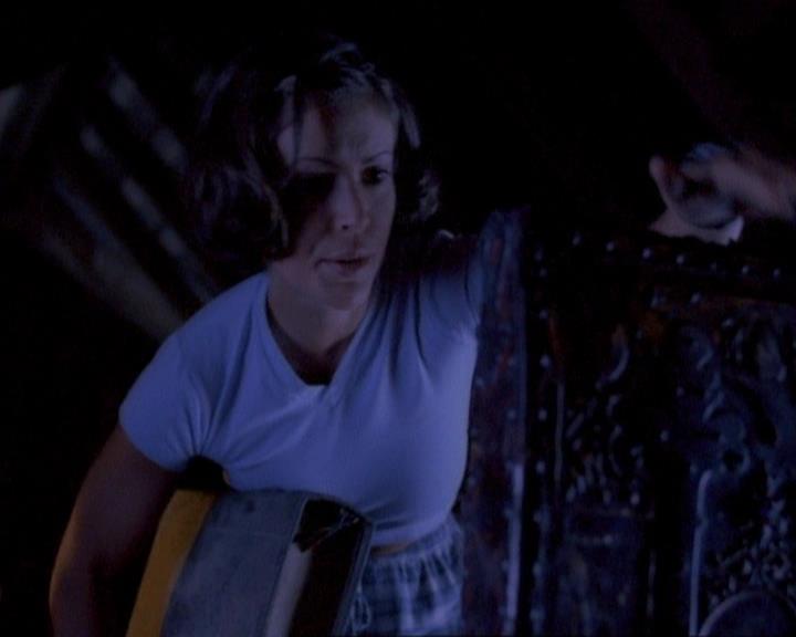 Charmed-Online_dot_net-1x01SomethingWiccaThisWayComes0888.jpg