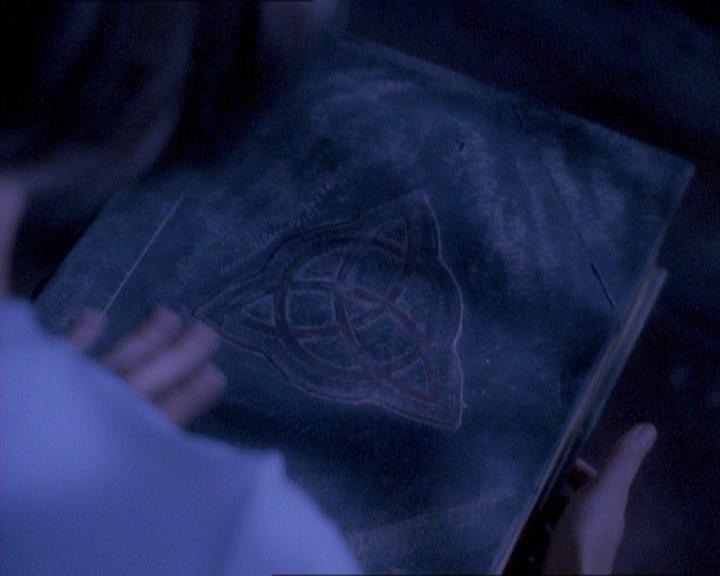 Charmed-Online_dot_net-1x01SomethingWiccaThisWayComes0897.jpg