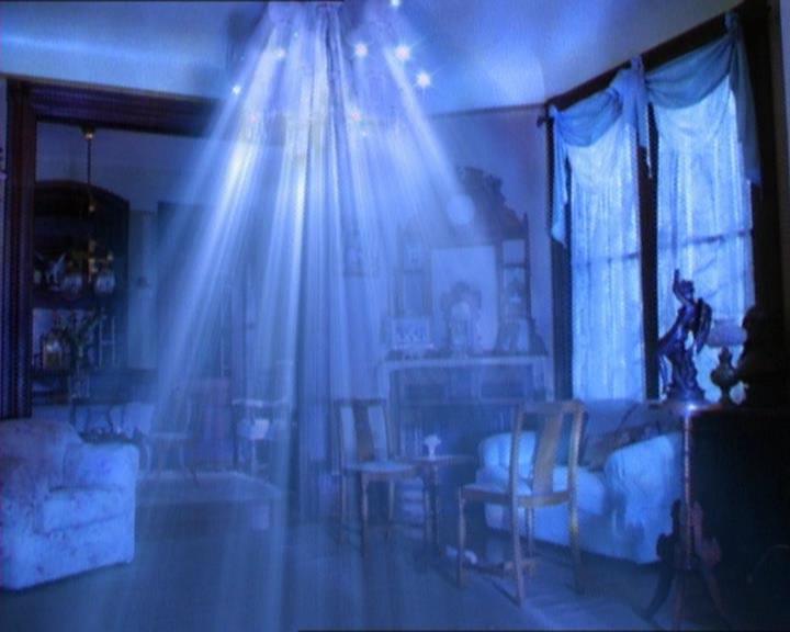 Charmed-Online_dot_net-1x01SomethingWiccaThisWayComes0938.jpg