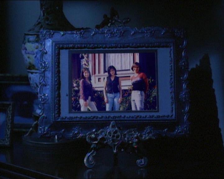 Charmed-Online_dot_net-1x01SomethingWiccaThisWayComes0943.jpg