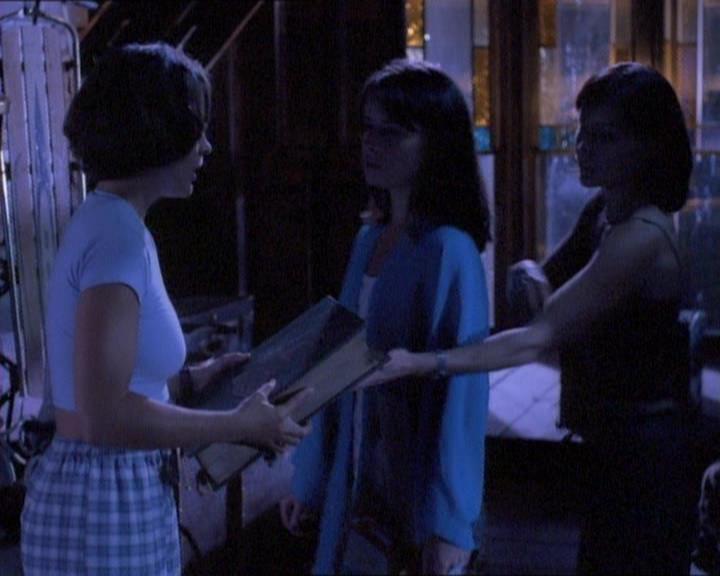 Charmed-Online_dot_net-1x01SomethingWiccaThisWayComes0959.jpg