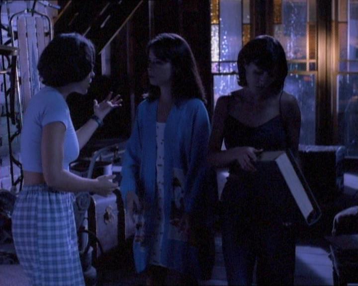 Charmed-Online_dot_net-1x01SomethingWiccaThisWayComes0961.jpg