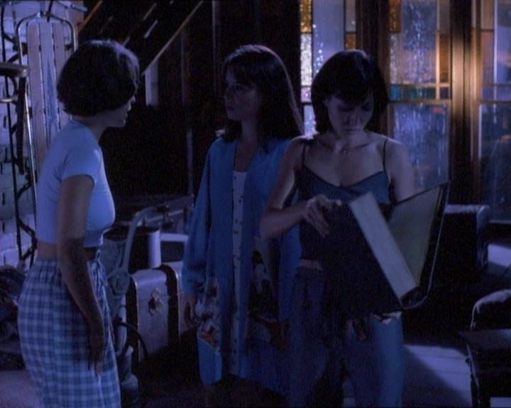 Charmed-Online_dot_net-1x01SomethingWiccaThisWayComes0962.jpg
