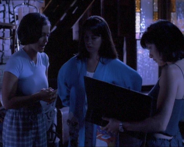 Charmed-Online_dot_net-1x01SomethingWiccaThisWayComes0969.jpg Charmed-Online_dot_net-1x01SomethingWiccaThisWayComes0969.jpg