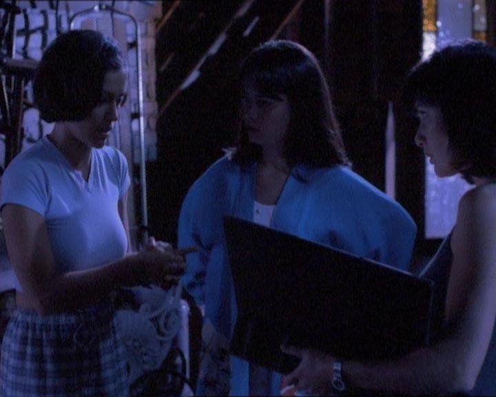 Charmed-Online_dot_net-1x01SomethingWiccaThisWayComes0971.jpg