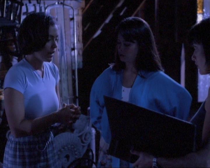 Charmed-Online_dot_net-1x01SomethingWiccaThisWayComes0972.jpg