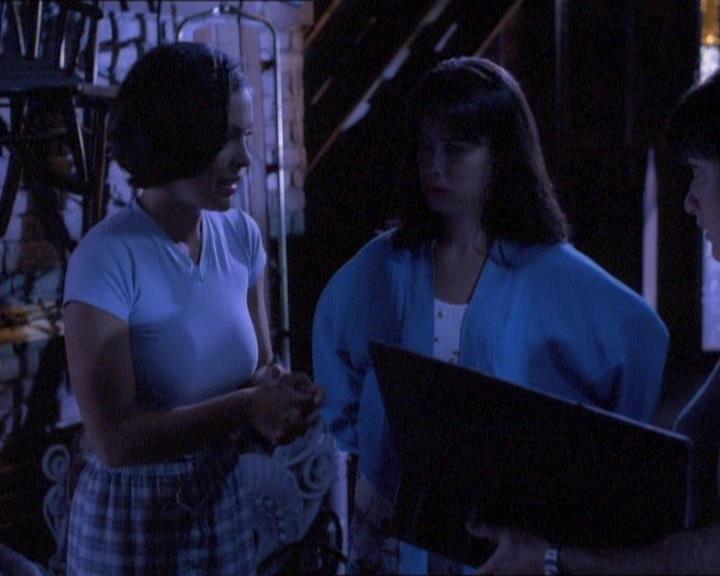 Charmed-Online_dot_net-1x01SomethingWiccaThisWayComes0974.jpg