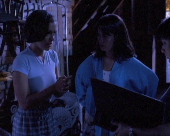 Charmed-Online_dot_net-1x01SomethingWiccaThisWayComes0975.jpg Charmed-Online_dot_net-1x01SomethingWiccaThisWayComes0975.jpg
