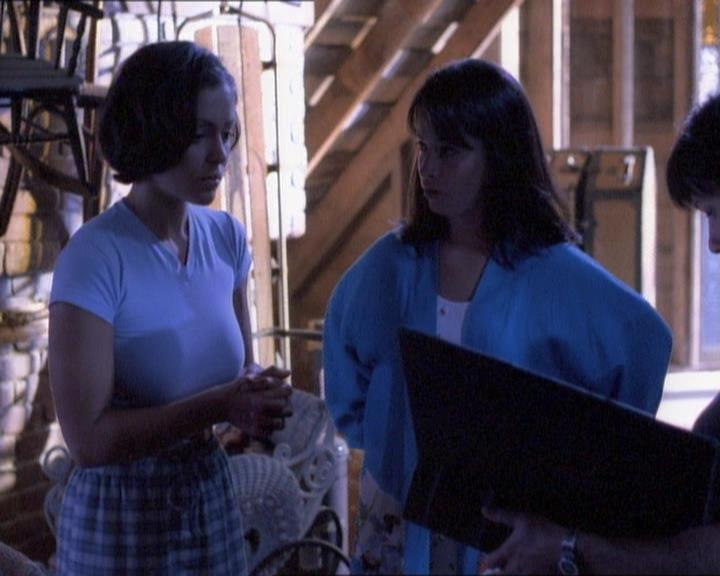 Charmed-Online_dot_net-1x01SomethingWiccaThisWayComes0979.jpg