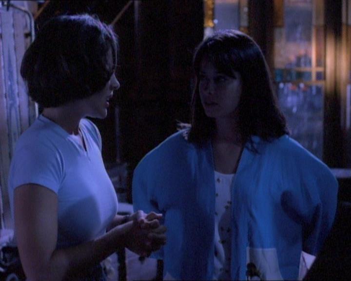 Charmed-Online_dot_net-1x01SomethingWiccaThisWayComes0983.jpg