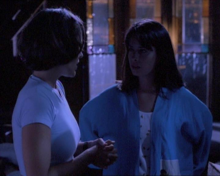 Charmed-Online_dot_net-1x01SomethingWiccaThisWayComes0984.jpg