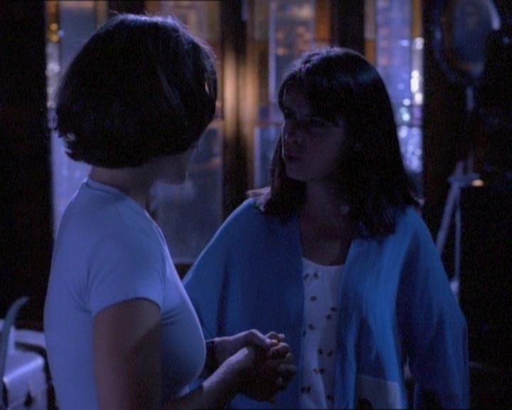 Charmed-Online_dot_net-1x01SomethingWiccaThisWayComes0985.jpg