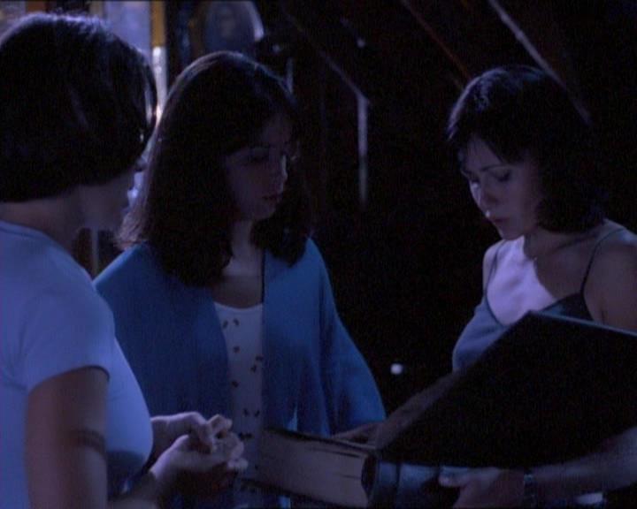 Charmed-Online_dot_net-1x01SomethingWiccaThisWayComes0987.jpg Charmed-Online_dot_net-1x01SomethingWiccaThisWayComes0987.jpg