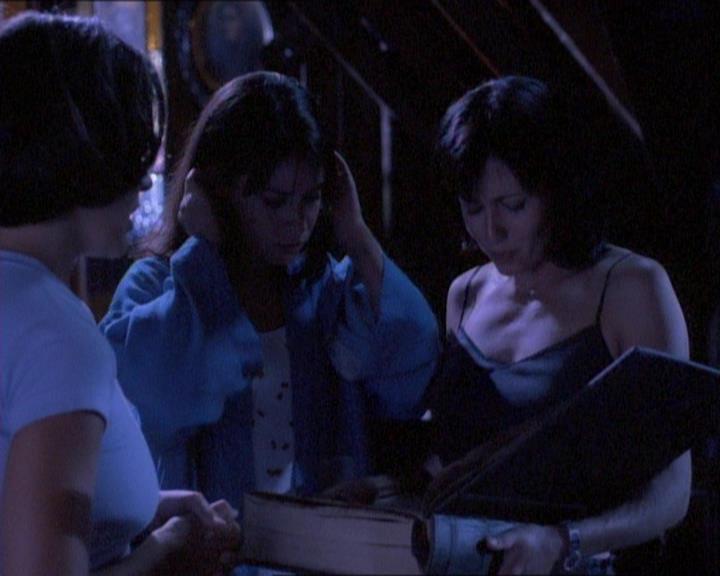 Charmed-Online_dot_net-1x01SomethingWiccaThisWayComes0988.jpg