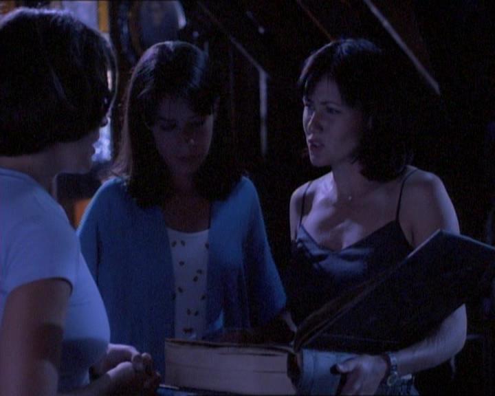 Charmed-Online_dot_net-1x01SomethingWiccaThisWayComes0989.jpg
