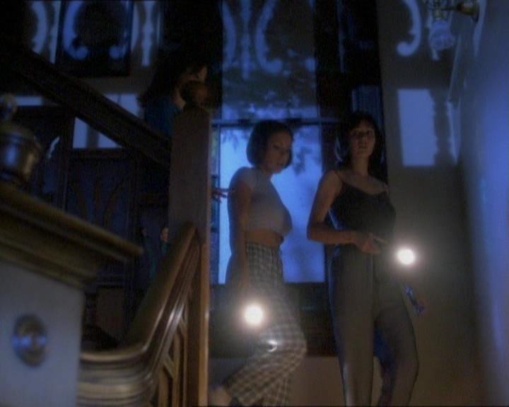 Charmed-Online_dot_net-1x01SomethingWiccaThisWayComes1010.jpg